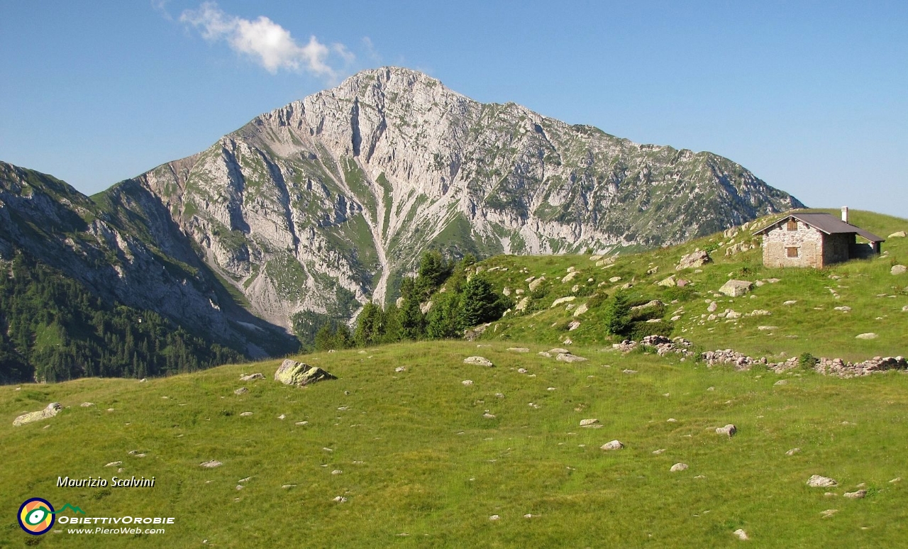 06 Baita di Campo e Pizzo di Roncobello....JPG